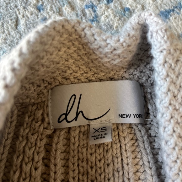 DH New York Curve-Hem Cardigan Sweater XS - Picture 4 of 4